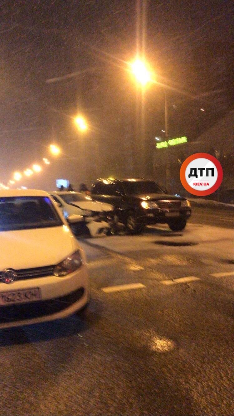 В Киеве на улице Черновола столкнулись автомобили Toyota Land Cruiser, Volkswagen Polo и Renault: есть пострадавшие